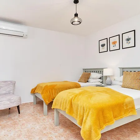 Sea View Apartment *